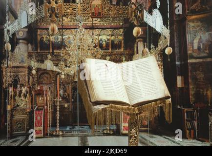 Sehen Sie eine Manuskriptkopie oder ein Faksimile von Miroslavs Gospel Divine Inspiration`s einem Stand auf der Golubac-Festung in Serbien an der Donau. Stockfoto